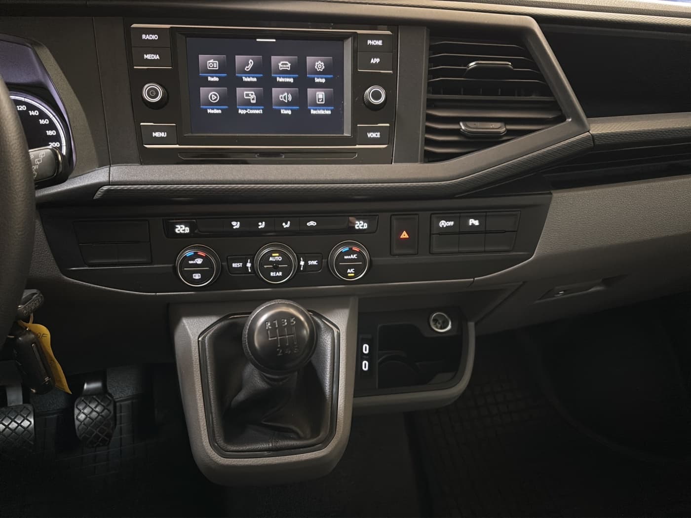 Volkswagen T6.1 2.0 TDI Caravelle Trendline lang Bild 13