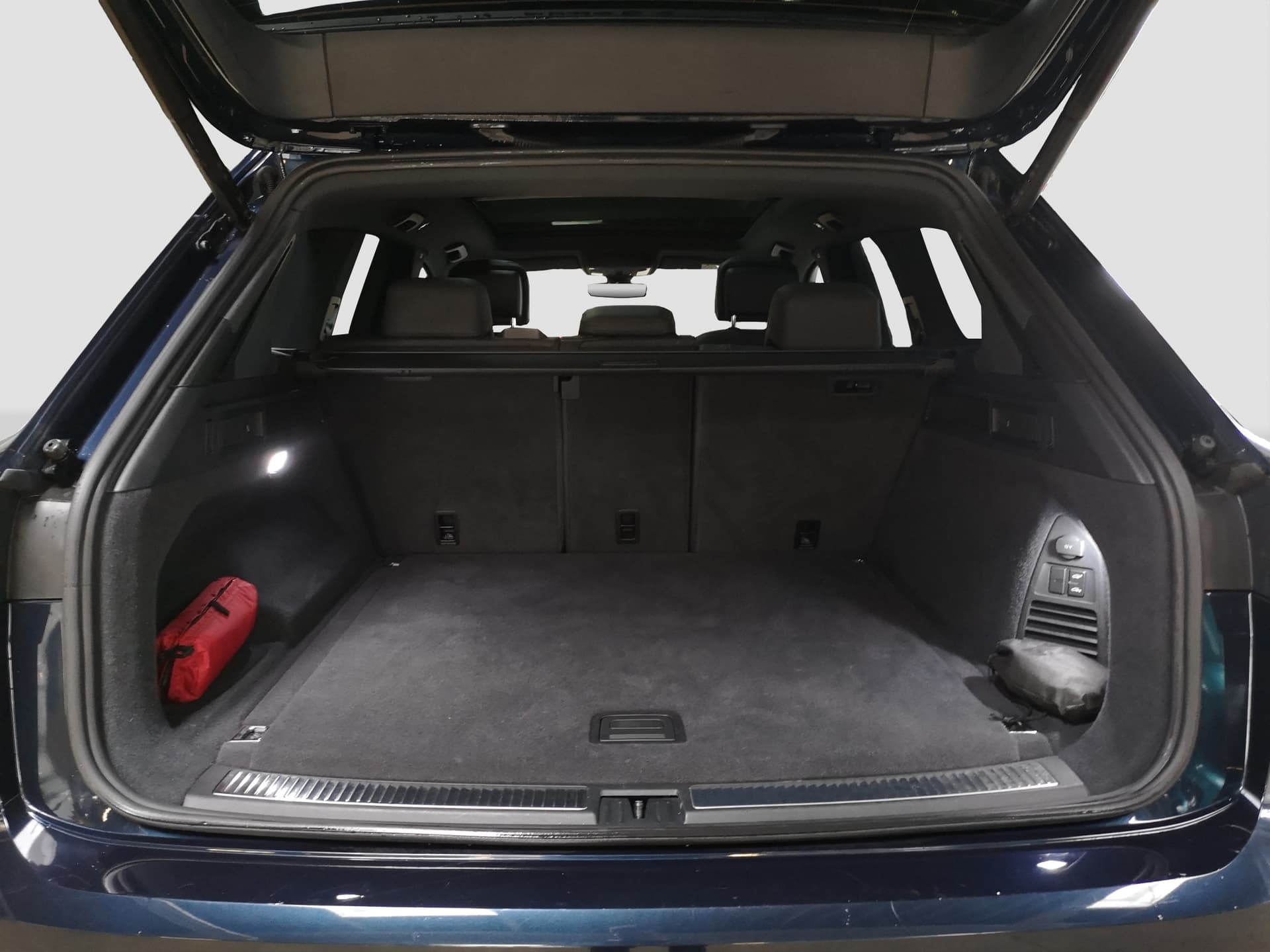 Volkswagen Touareg R 3.0 l V6 eHybrid OPF 4MOTION / 100 KW (136 PS) 8-Gang-Automatik (Tiptronic) Bild 19