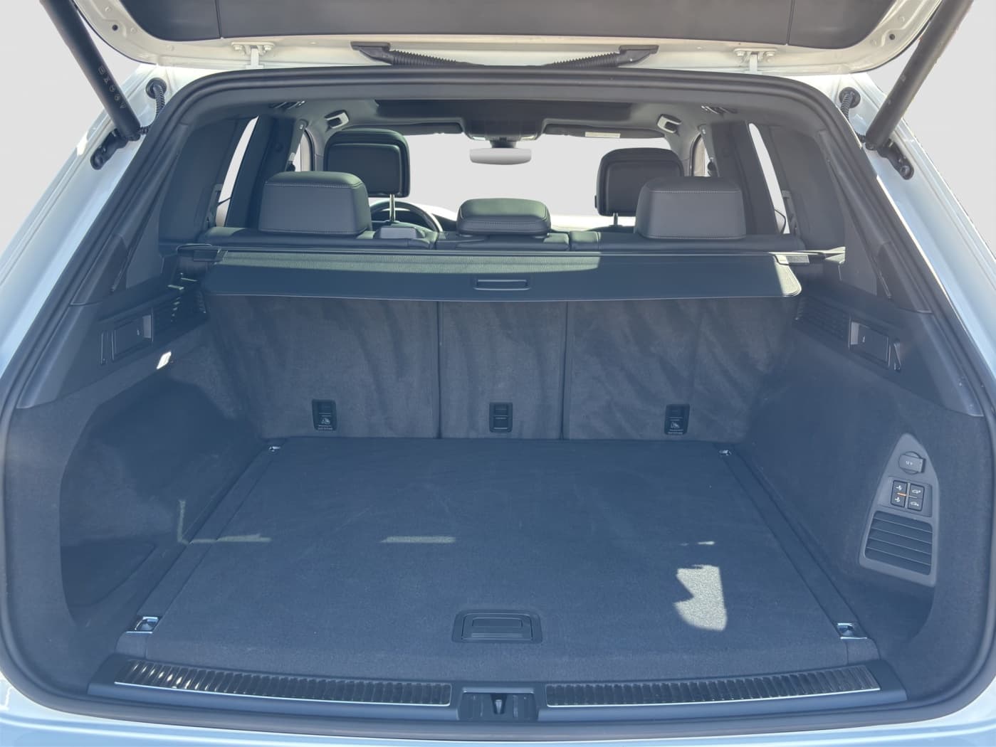 Volkswagen Touareg 3.0 V6 TSI eHybrid Elegance 4M Bild 18