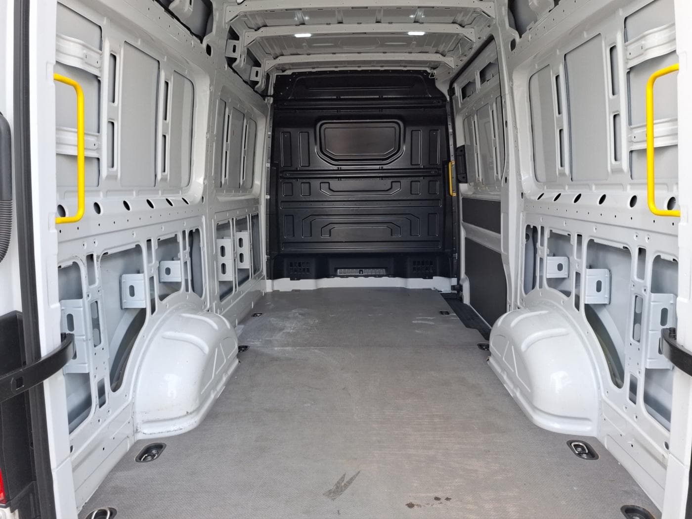 Volkswagen Crafter Kasten Hochdach Bild 18