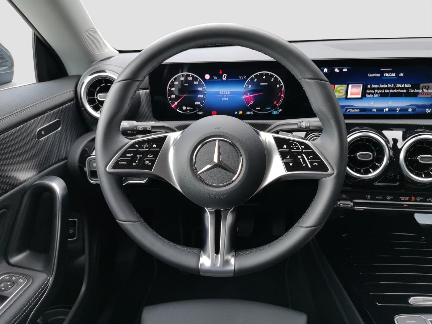 Mercedes-Benz CLA 180 SB Bild 10