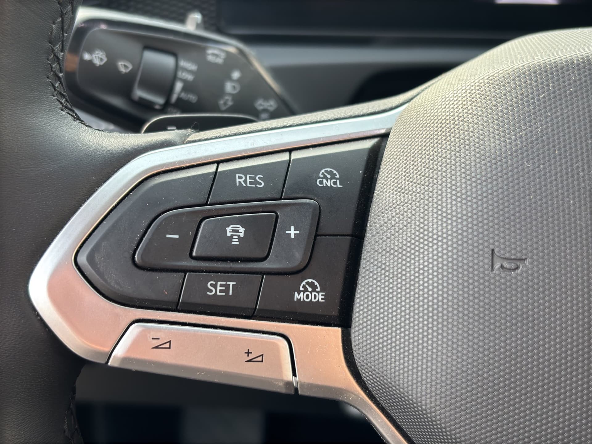 Volkswagen Tiguan Life 2.0 TDI DSG 193 PS AHK ACC Kamera Bild 19