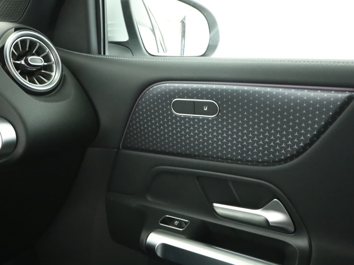 Mercedes-Benz EQB 300 4M Bild 16