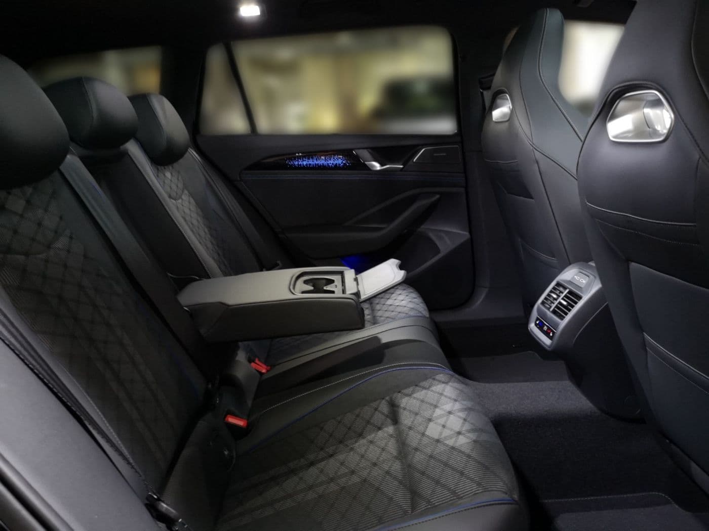 Volkswagen Passat R-Line 1.5 l eHybrid OPF / 85 KW (115 PS) 6-Gang-Doppelkupplungsgetriebe DSG Bild 12