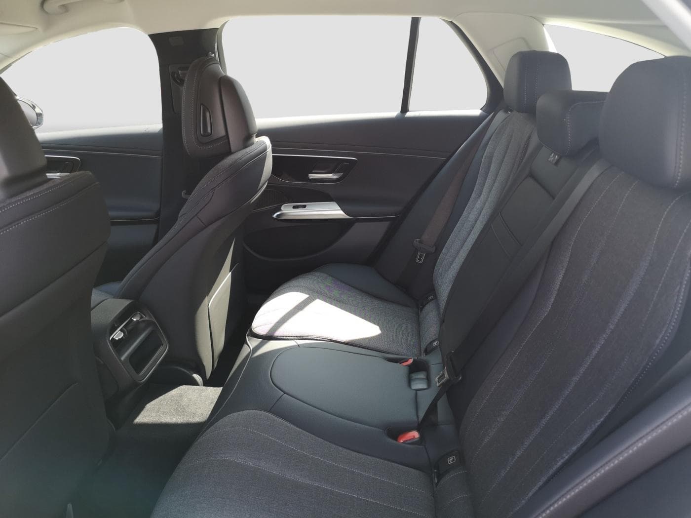Mercedes-Benz E 220 d T Bild 16