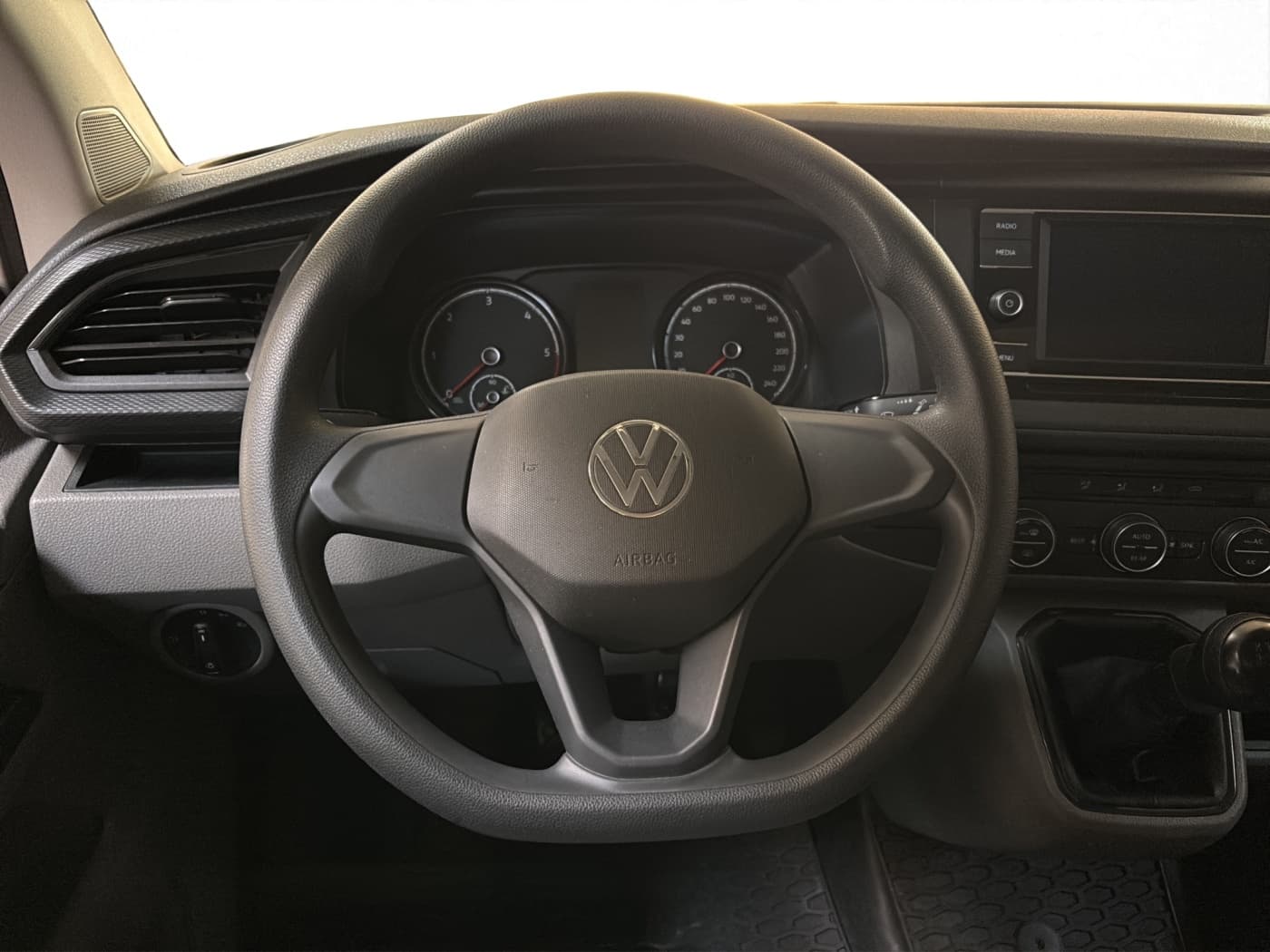 Volkswagen T6.1 2.0 TDI Caravelle Trendline lang Bild 10