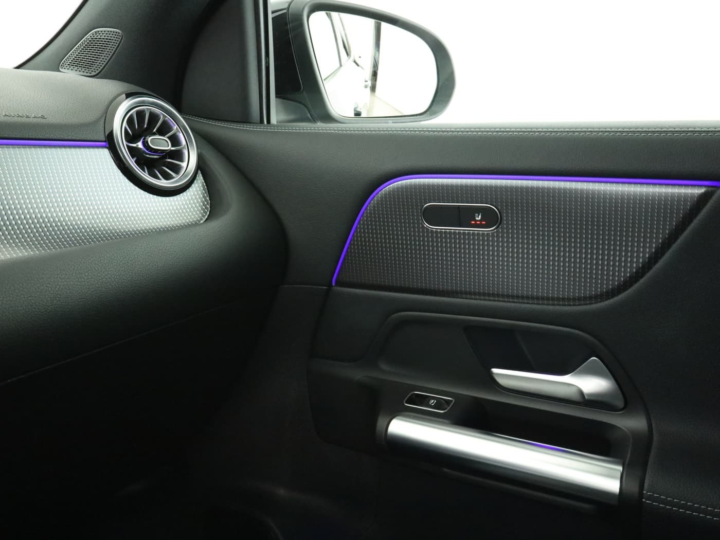 Mercedes-Benz EQA 300 4M Bild 16