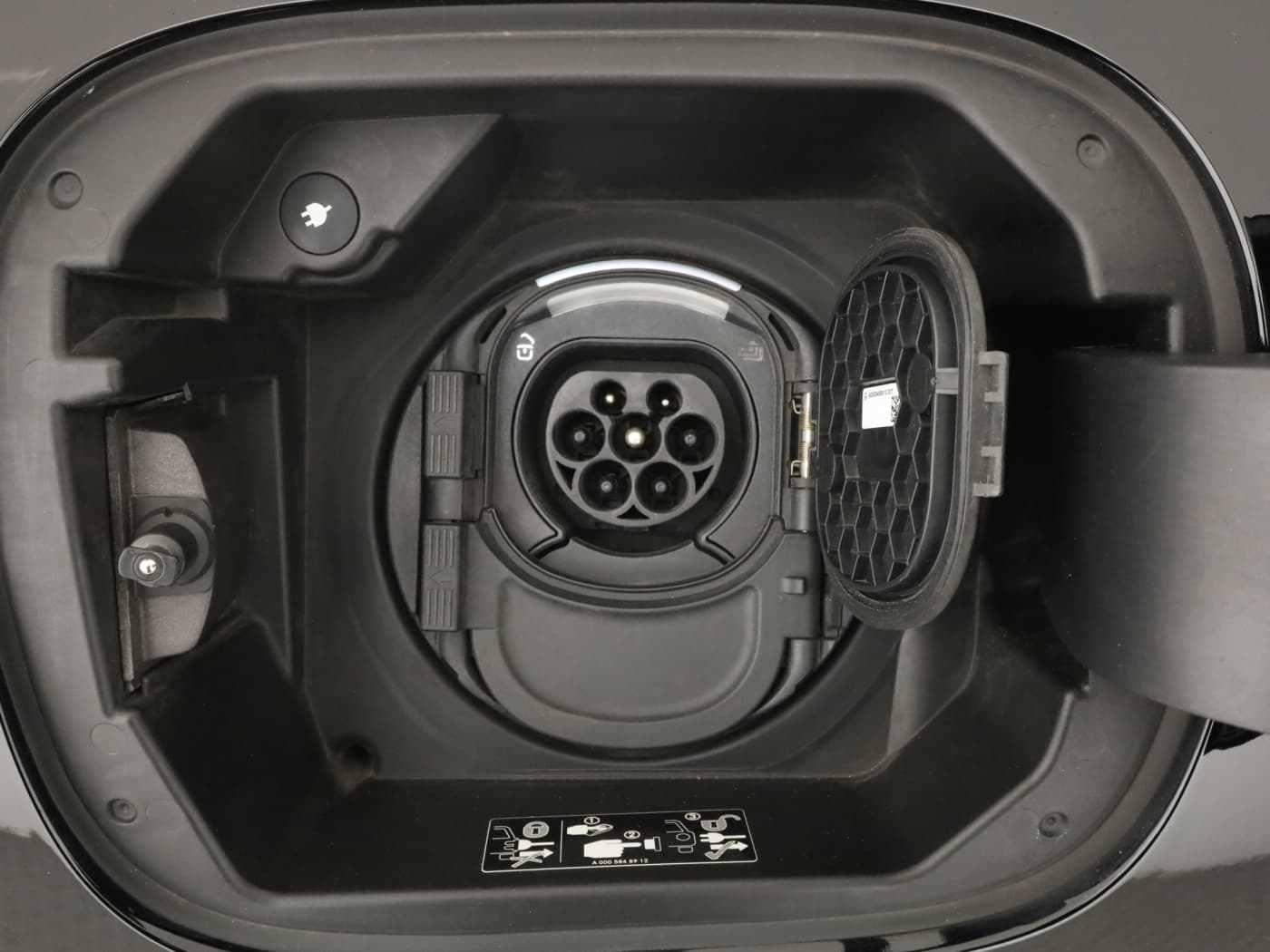 Mercedes-Benz EQA 300 4M Bild 26