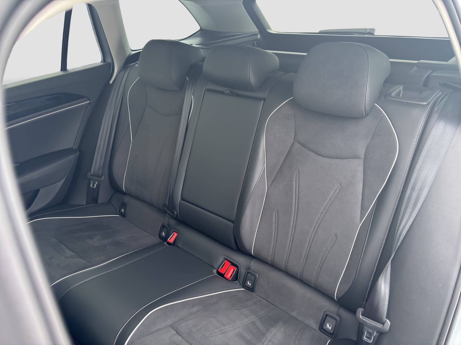 Volkswagen Passat Business 1.5 TSI 150 PS DSG NAVI AHK Kamera Bild 13