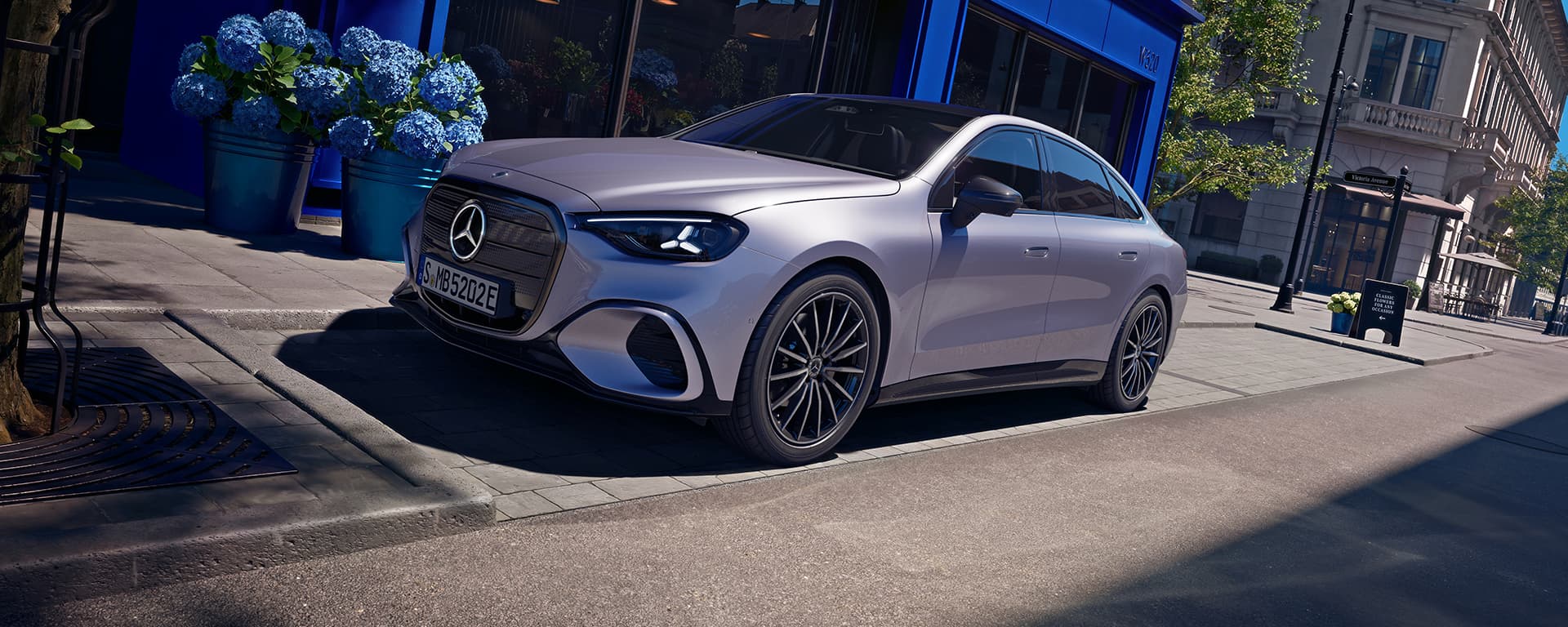 Eine Mercedes-Benz elektrische C-Klasse in silber in einem urbanen Setting.