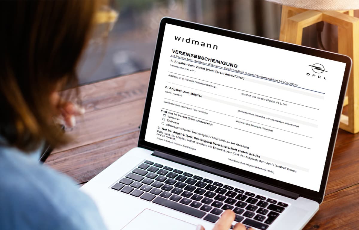 Eine Person füllt am Laptop ein Formular aus.