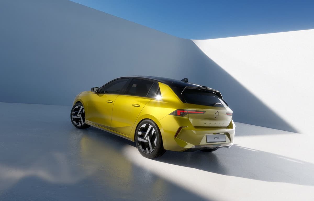Ein gelber Opel Astra Heckansicht in einer hellen Studio Aufnahme