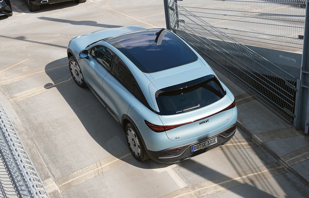 Ein smart #3 sieht man von oben auf einem Parkplatz stehen