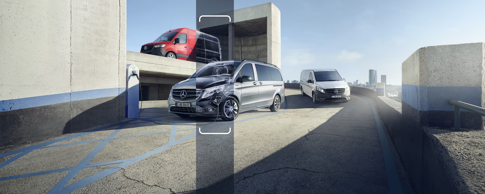 Eine graue Mercedes-Benz V-Klasse im Vordergrund und ein roter Mercedes-Benz Sprinter im Hintergrund leicht erhöht. In der Bildmitte ein Streifen, der eine Röntgenansicht in die Fahrzeuge andeutet.