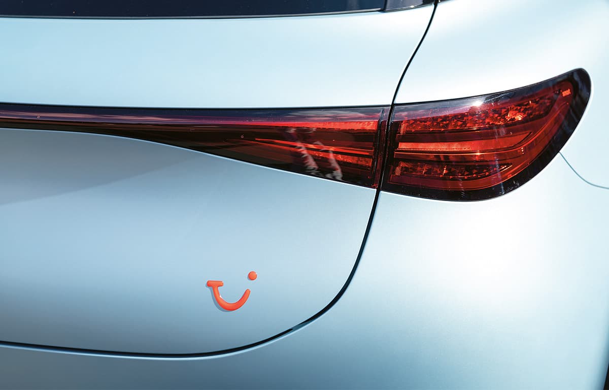Ein Smart ist von hinten zu sehen, mit dem TUI Edition Branding auf der Heckklappe.