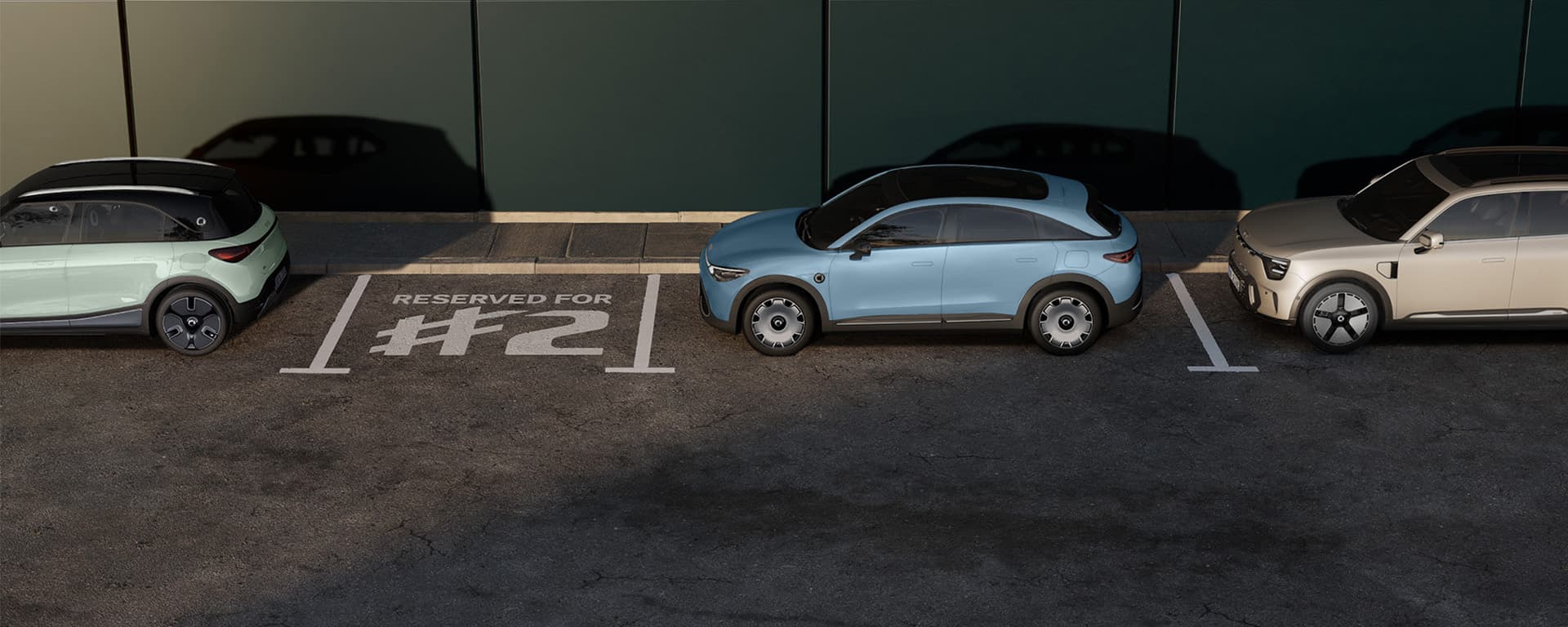 Drei Fahrzeuge parken vor einem modernen Gebäude, während ein freier Parkplatz mit der Aufschrift „Reserved for #2“ im Mittelpunkt steht.
