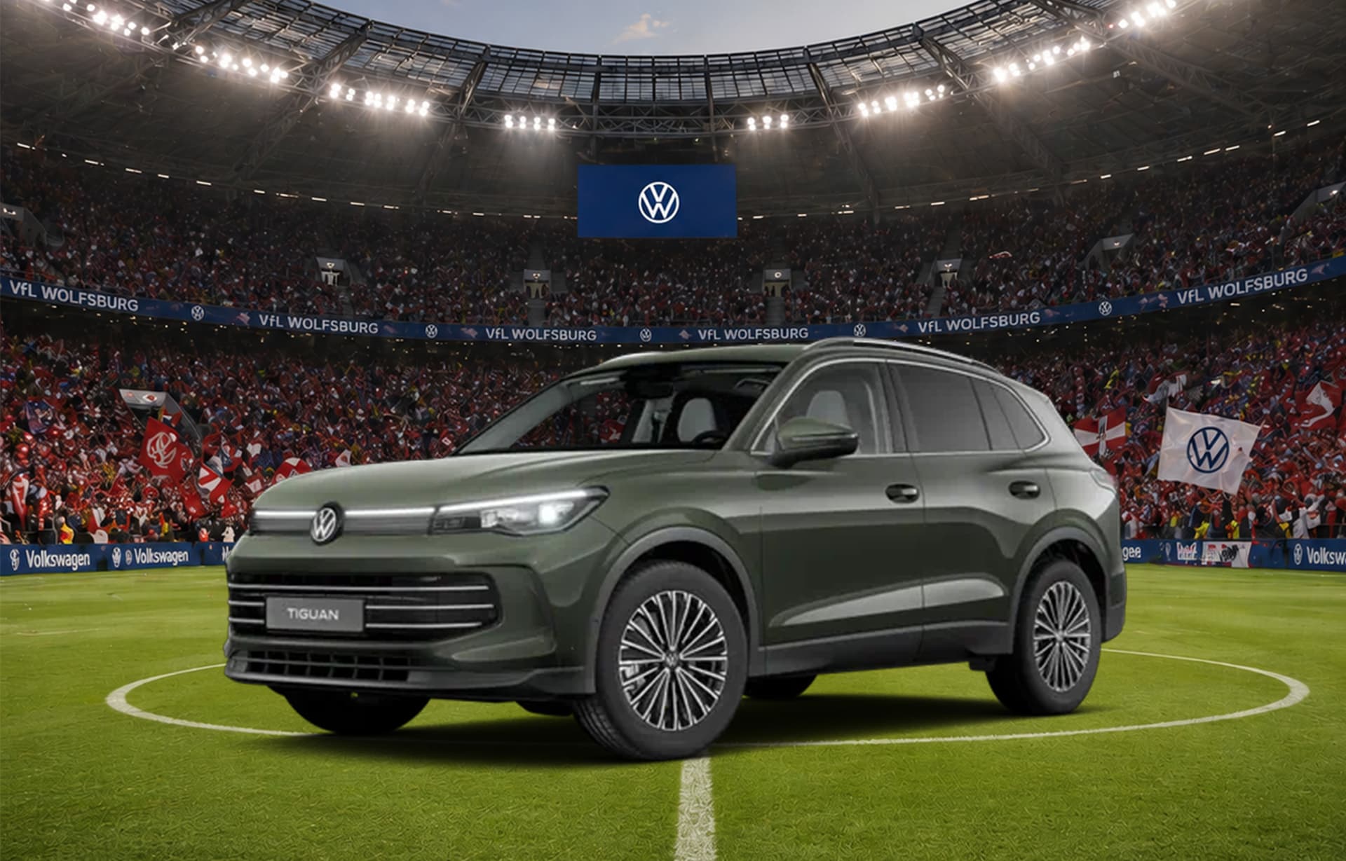 Grüner VW Tiguan im Fußballstadion unter Flutlicht.