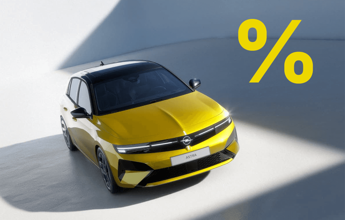 Ein gelber Opel Astra von schräg vorne mit einem großen Prozentzeichen rechts oben.