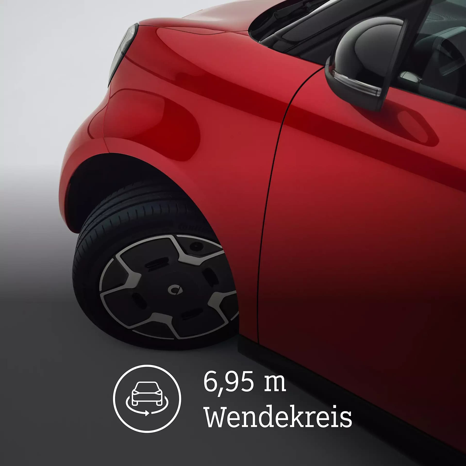 Detailaufnahme des roten smart #2 mit eingeschlagenem Vorderrad, markanter Leichtmetallfelge und dem Hinweis auf den Wendekreis von 6,95 Metern.